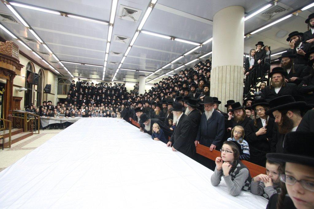 צפו בגלריה: אדמו"רים מדליקים נר חנוכה