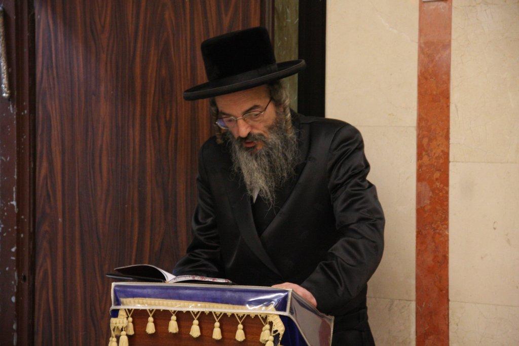 צפו בגלריה: אדמו"רים מדליקים נר חנוכה