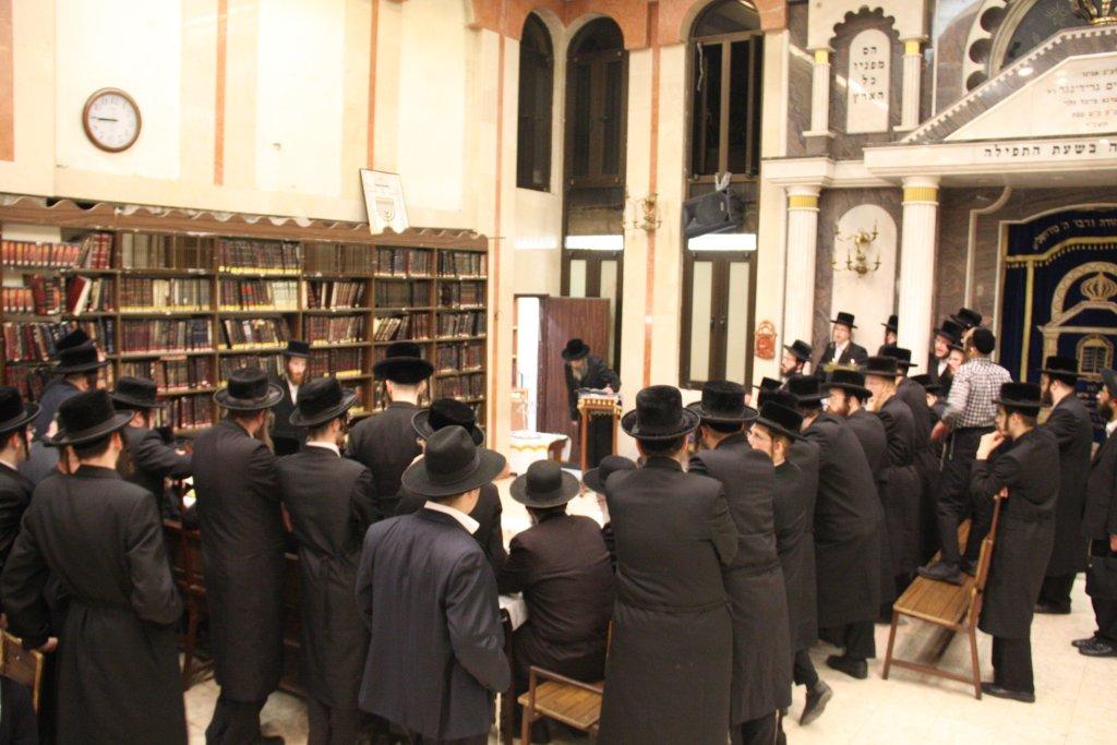 צפו בגלריה: אדמו"רים מדליקים נר חנוכה