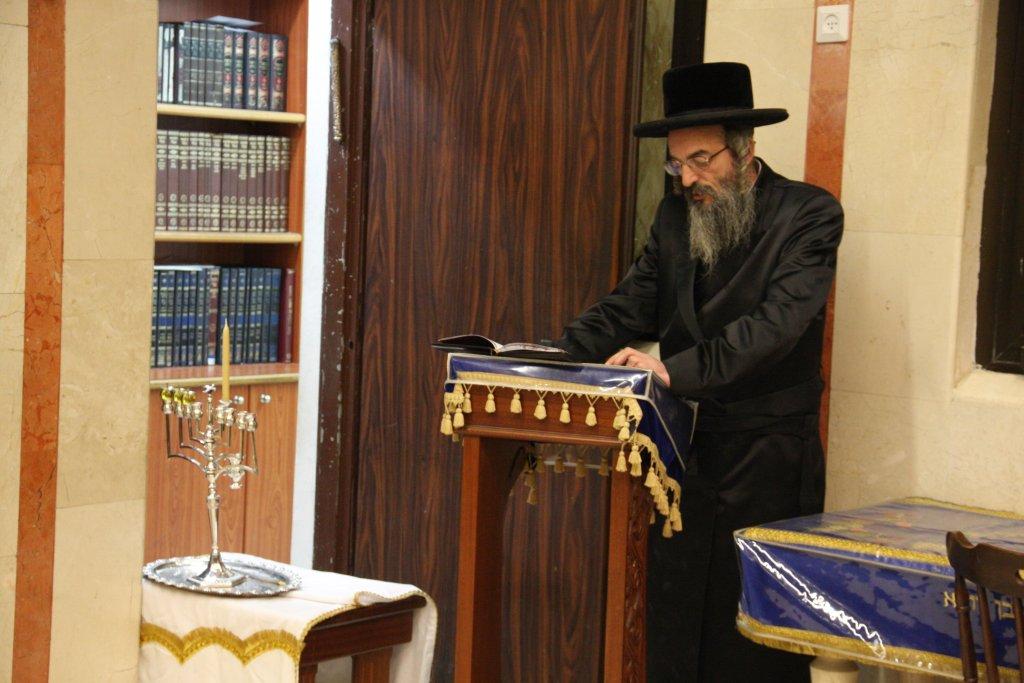 צפו בגלריה: אדמו"רים מדליקים נר חנוכה