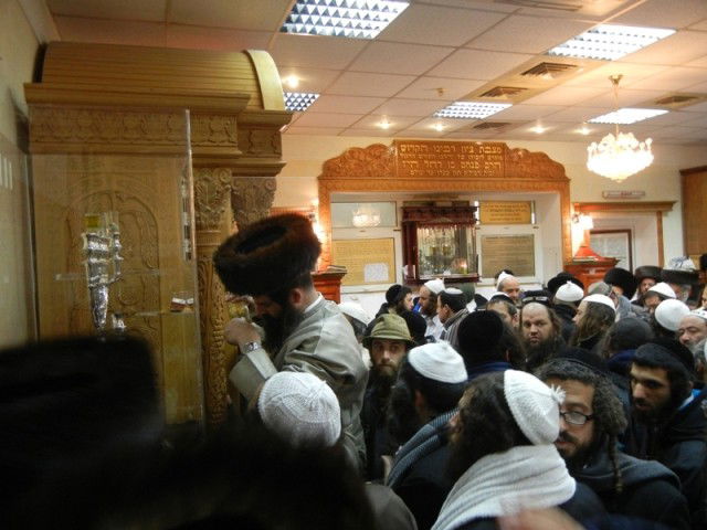 אלף חסידים שהו באומן בשבת חנוכה