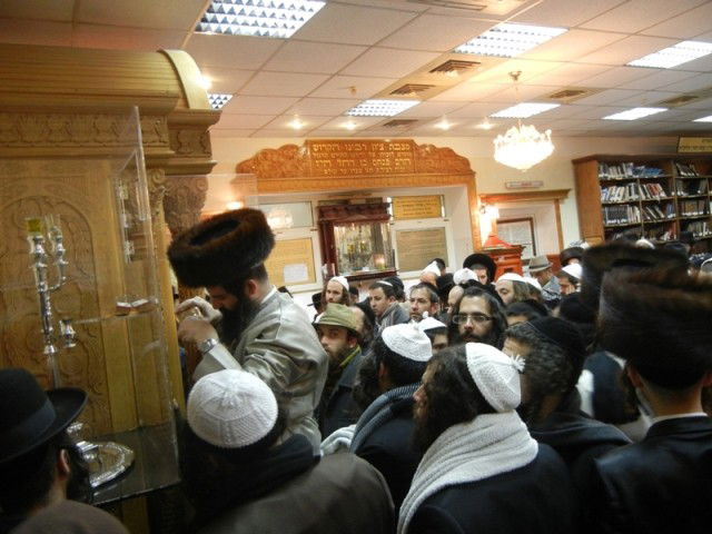אלף חסידים שהו באומן בשבת חנוכה