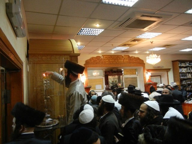 אלף חסידים שהו באומן בשבת חנוכה