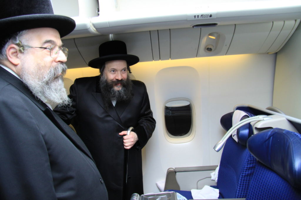 האדמו"ר מבאבוב נחת בישראל; צפו בתיעוד מצולם