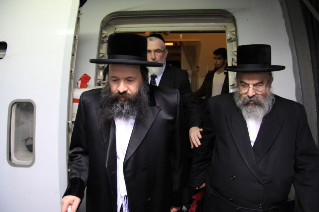 האדמו"ר מבאבוב נחת בישראל; צפו בתיעוד מצולם
