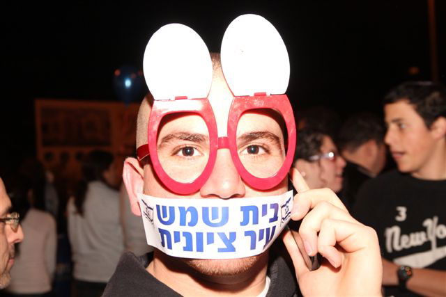 חרדים וחילונים הפגינו בבית שמש: דורשים מרה"ע להתפטר