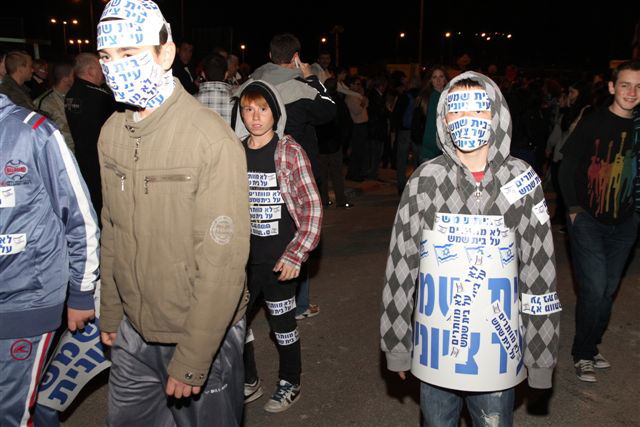 חרדים וחילונים הפגינו בבית שמש: דורשים מרה"ע להתפטר