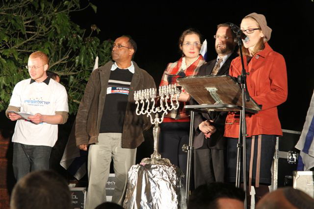 חרדים וחילונים הפגינו בבית שמש: דורשים מרה"ע להתפטר