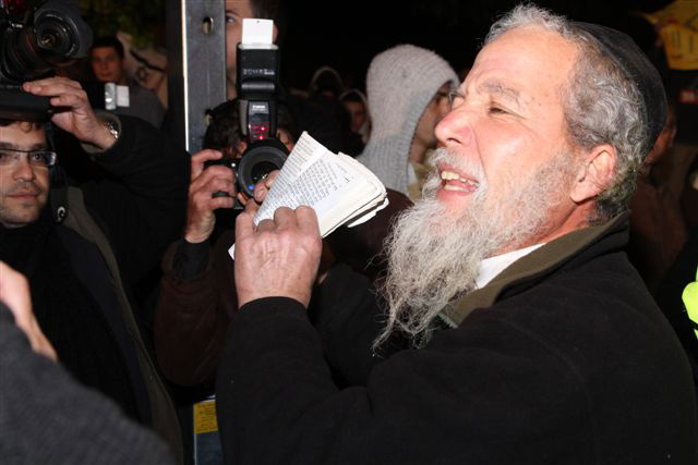 חרדים וחילונים הפגינו בבית שמש: דורשים מרה"ע להתפטר
