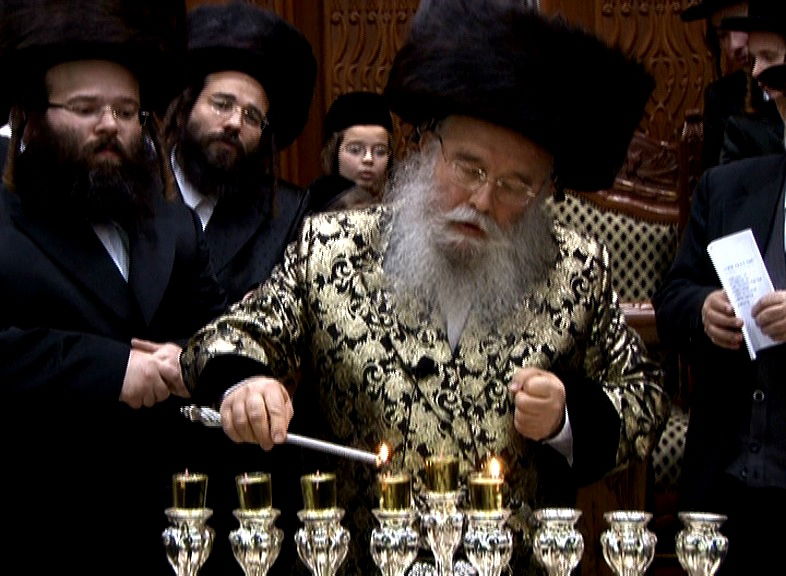 צפו בתמונות: נר חנוכה במישקולץ