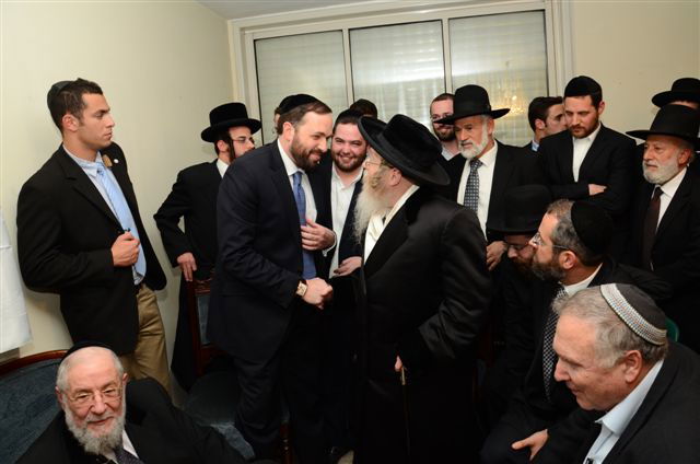 כיכר היום: מנחמים את הרב לאו