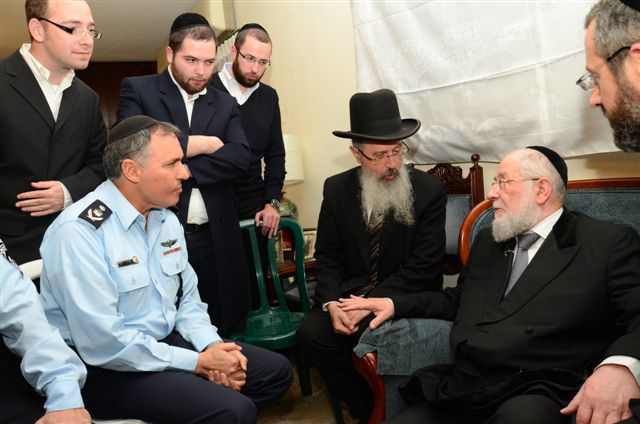 כיכר היום: מנחמים את הרב לאו