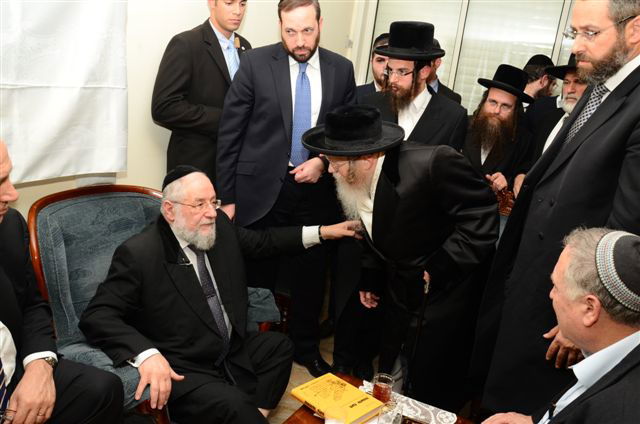 כיכר היום: מנחמים את הרב לאו