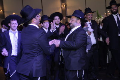 בעיצומם של ימי ההסתה: שרים ורבנים מחבקים את ראש-העיר