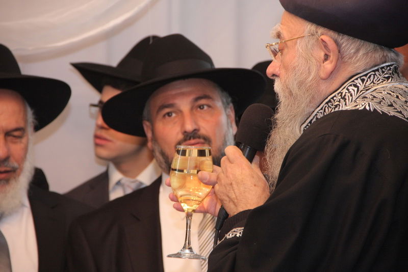 בעיצומם של ימי ההסתה: שרים ורבנים מחבקים את ראש-העיר