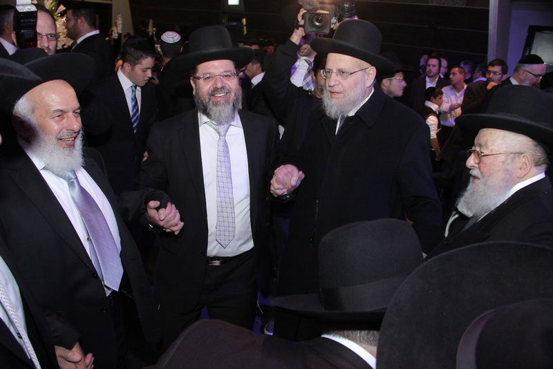 בעיצומם של ימי ההסתה: שרים ורבנים מחבקים את ראש-העיר