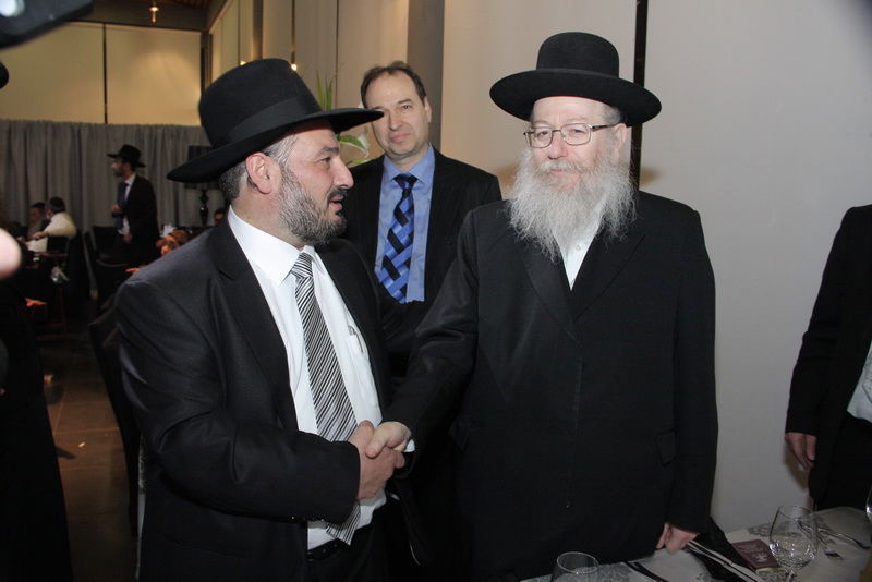 בעיצומם של ימי ההסתה: שרים ורבנים מחבקים את ראש-העיר