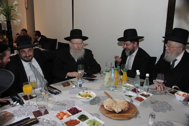 בעיצומם של ימי ההסתה: שרים ורבנים מחבקים את ראש-העיר