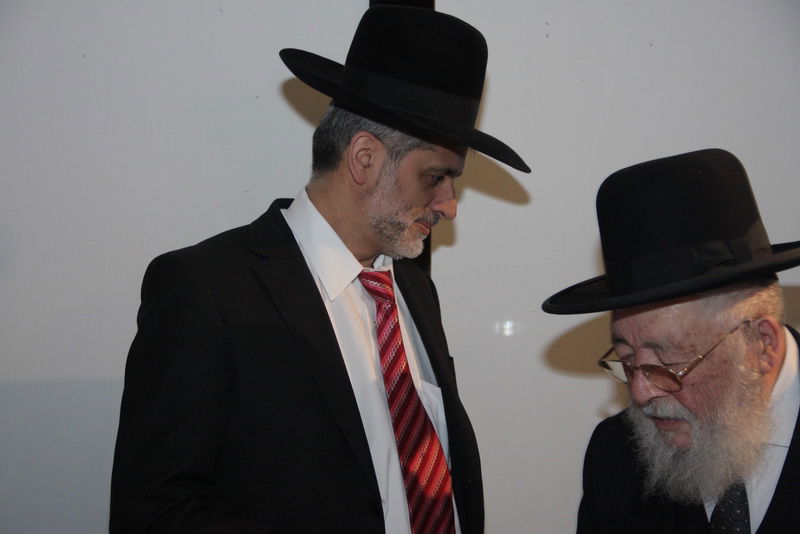 בעיצומם של ימי ההסתה: שרים ורבנים מחבקים את ראש-העיר