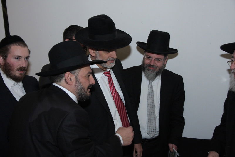 בעיצומם של ימי ההסתה: שרים ורבנים מחבקים את ראש-העיר