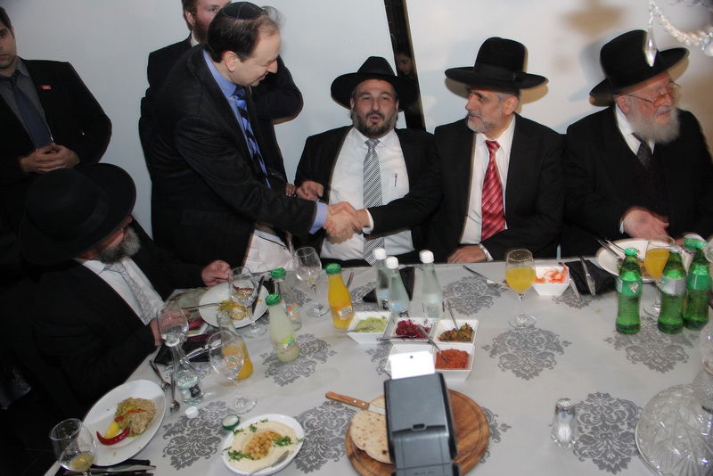 בעיצומם של ימי ההסתה: שרים ורבנים מחבקים את ראש-העיר