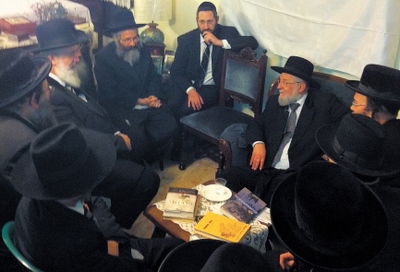 פיוס היסטורי: הרבנים מצגר ולאו נפגשו