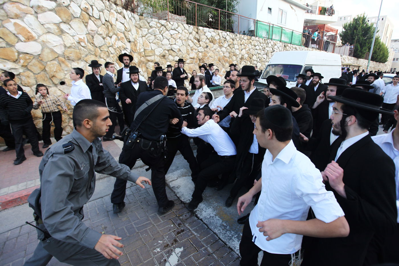 מבוכה בש"ס: הרב המיועד לרבנות י-ם תומך ברב אמסלם