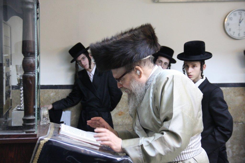 צפו בגלריה: מוצאי שבת בבית מדרשו של האדמו"ר מלעלוב ארה"ב