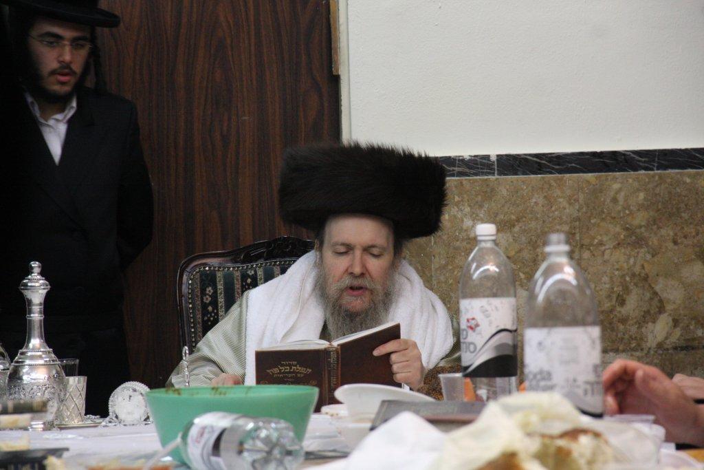 צפו בגלריה: מוצאי שבת בבית מדרשו של האדמו"ר מלעלוב ארה"ב