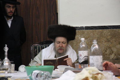 צפו בגלריה: מוצאי שבת בבית מדרשו של האדמו"ר מלעלוב ארה"ב