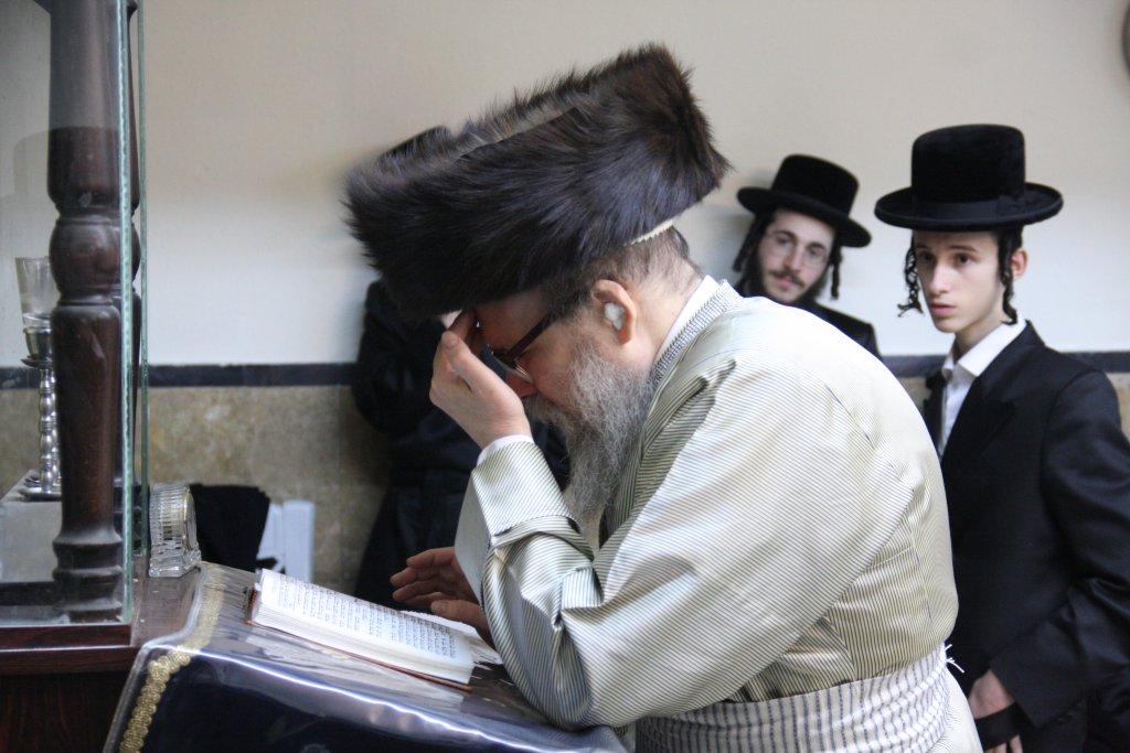 צפו בגלריה: מוצאי שבת בבית מדרשו של האדמו"ר מלעלוב ארה"ב