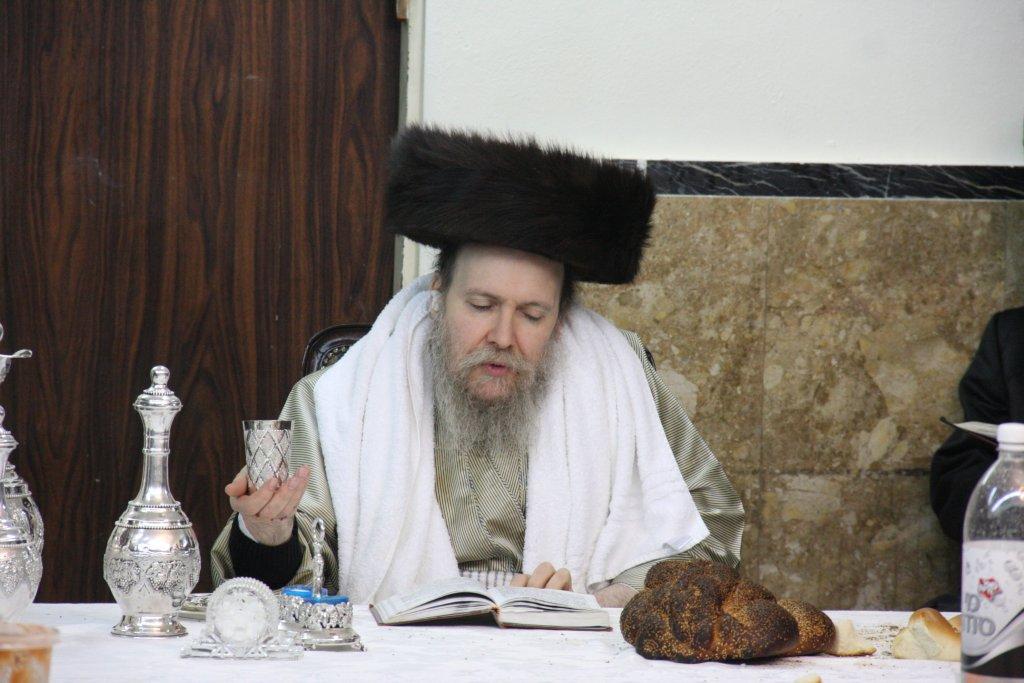 צפו בגלריה: מוצאי שבת בבית מדרשו של האדמו"ר מלעלוב ארה"ב