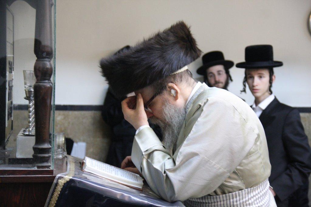 צפו בגלריה: מוצאי שבת בבית מדרשו של האדמו"ר מלעלוב ארה"ב