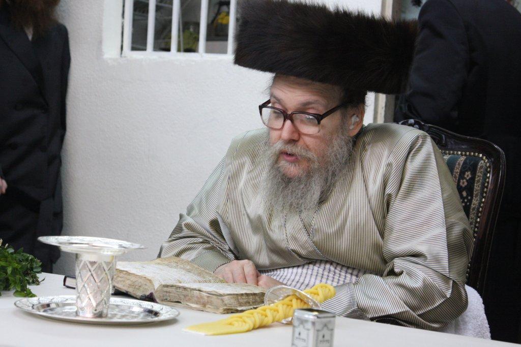 צפו בגלריה: מוצאי שבת בבית מדרשו של האדמו"ר מלעלוב ארה"ב