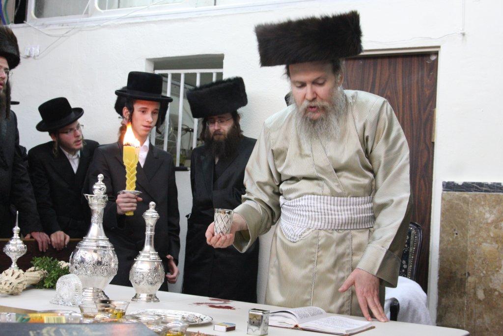 צפו בגלריה: מוצאי שבת בבית מדרשו של האדמו"ר מלעלוב ארה"ב