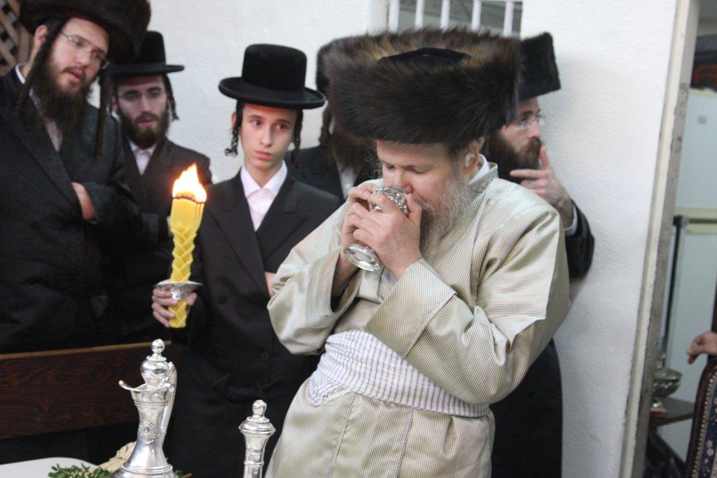 צפו בגלריה: מוצאי שבת בבית מדרשו של האדמו"ר מלעלוב ארה"ב