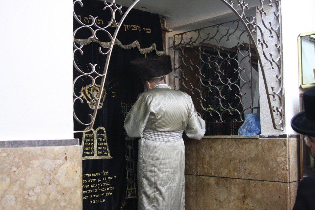 צפו בגלריה: מוצאי שבת בבית מדרשו של האדמו"ר מלעלוב ארה"ב