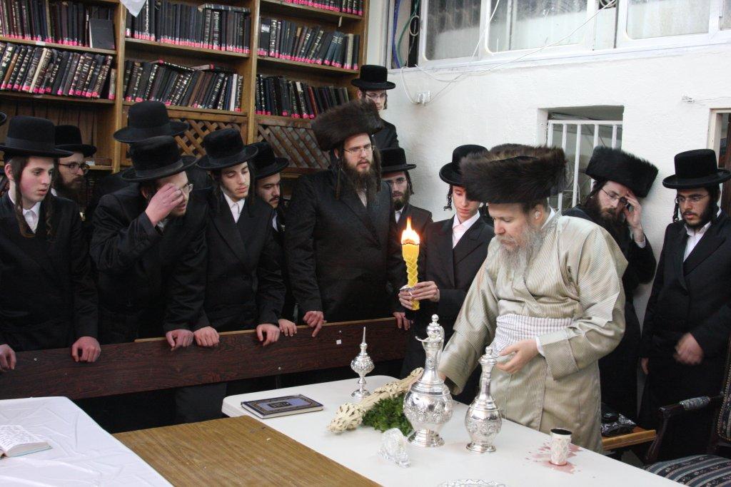צפו בגלריה: מוצאי שבת בבית מדרשו של האדמו"ר מלעלוב ארה"ב