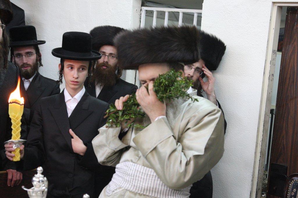 צפו בגלריה: מוצאי שבת בבית מדרשו של האדמו"ר מלעלוב ארה"ב