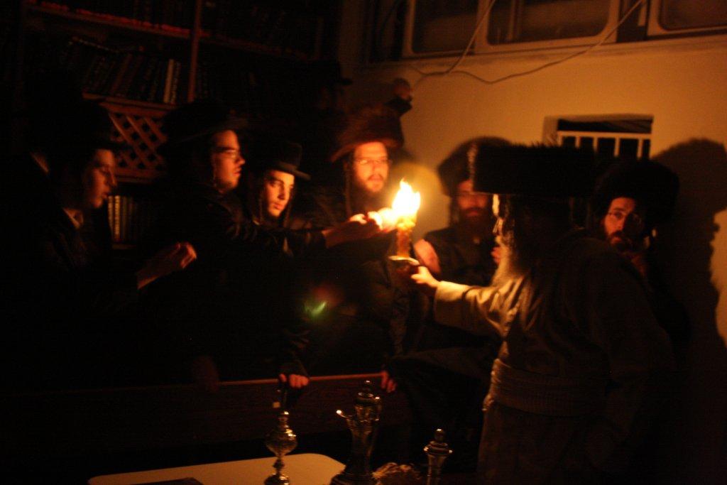 צפו בגלריה: מוצאי שבת בבית מדרשו של האדמו"ר מלעלוב ארה"ב