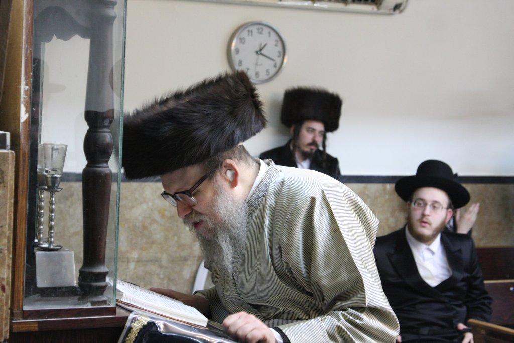 צפו בגלריה: מוצאי שבת בבית מדרשו של האדמו"ר מלעלוב ארה"ב