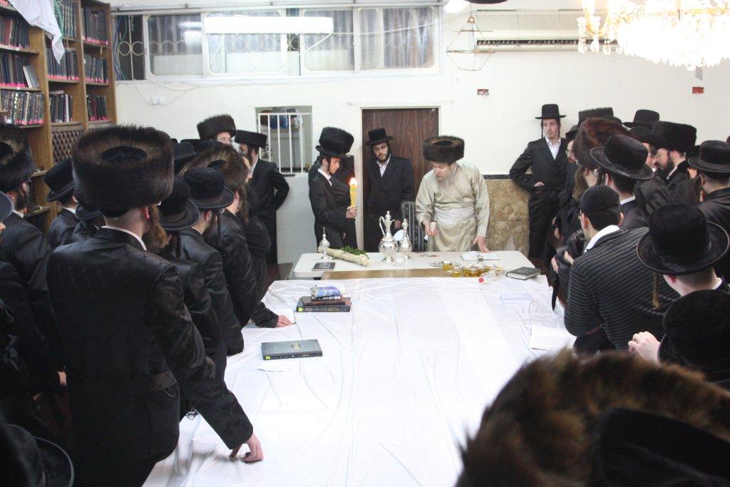 צפו בגלריה: מוצאי שבת בבית מדרשו של האדמו"ר מלעלוב ארה"ב