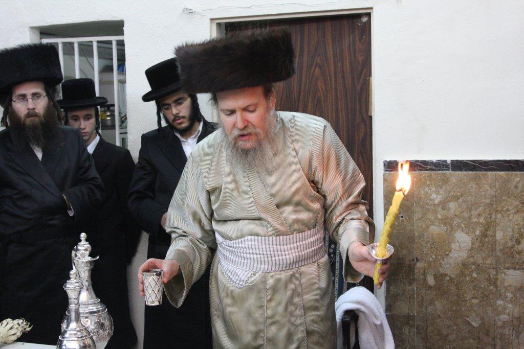 צפו בגלריה: מוצאי שבת בבית מדרשו של האדמו"ר מלעלוב ארה"ב