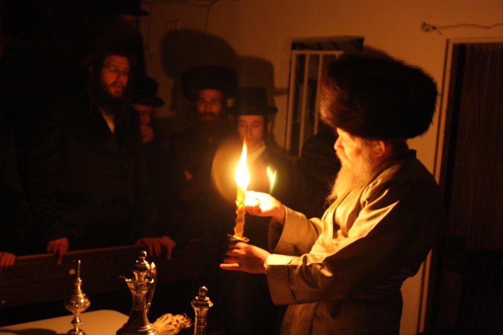 צפו בגלריה: מוצאי שבת בבית מדרשו של האדמו"ר מלעלוב ארה"ב