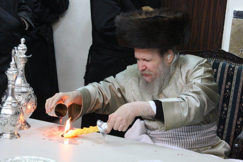 צפו בגלריה: מוצאי שבת בבית מדרשו של האדמו"ר מלעלוב ארה"ב