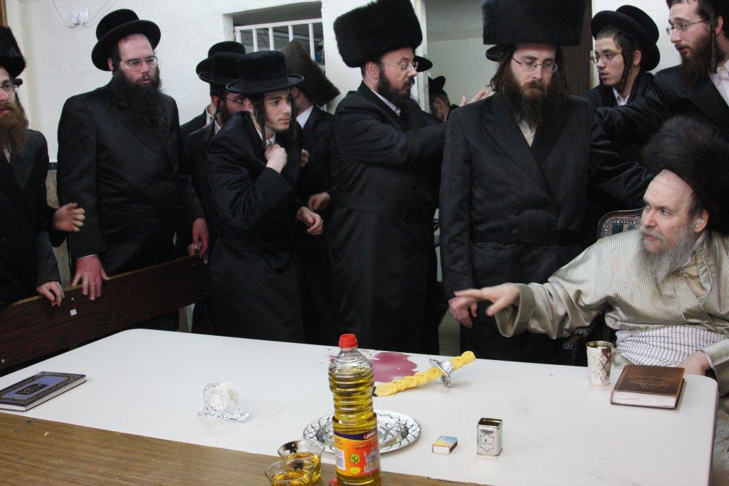 צפו בגלריה: מוצאי שבת בבית מדרשו של האדמו"ר מלעלוב ארה"ב