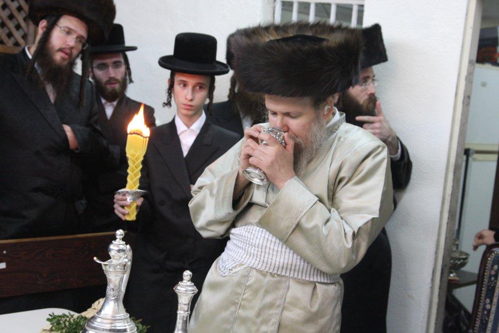 צפו בגלריה: מוצאי שבת בבית מדרשו של האדמו"ר מלעלוב ארה"ב