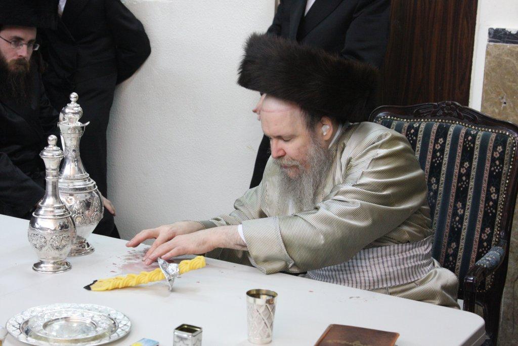 צפו בגלריה: מוצאי שבת בבית מדרשו של האדמו"ר מלעלוב ארה"ב