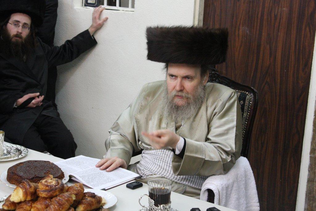 צפו בגלריה: מוצאי שבת בבית מדרשו של האדמו"ר מלעלוב ארה"ב