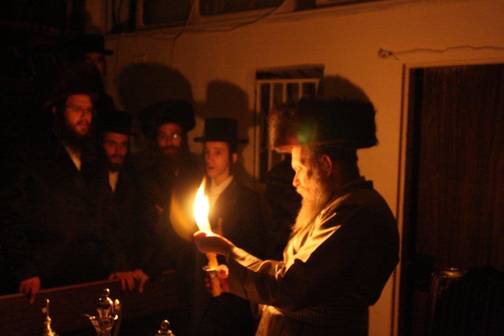 צפו בגלריה: מוצאי שבת בבית מדרשו של האדמו"ר מלעלוב ארה"ב